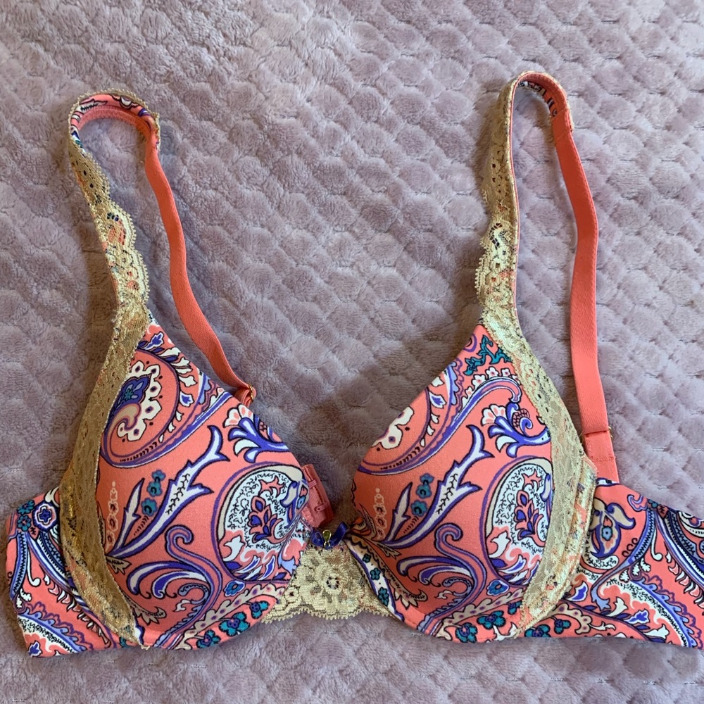 EUC Soma Intimates Embraceable Demi bra. Size 34A